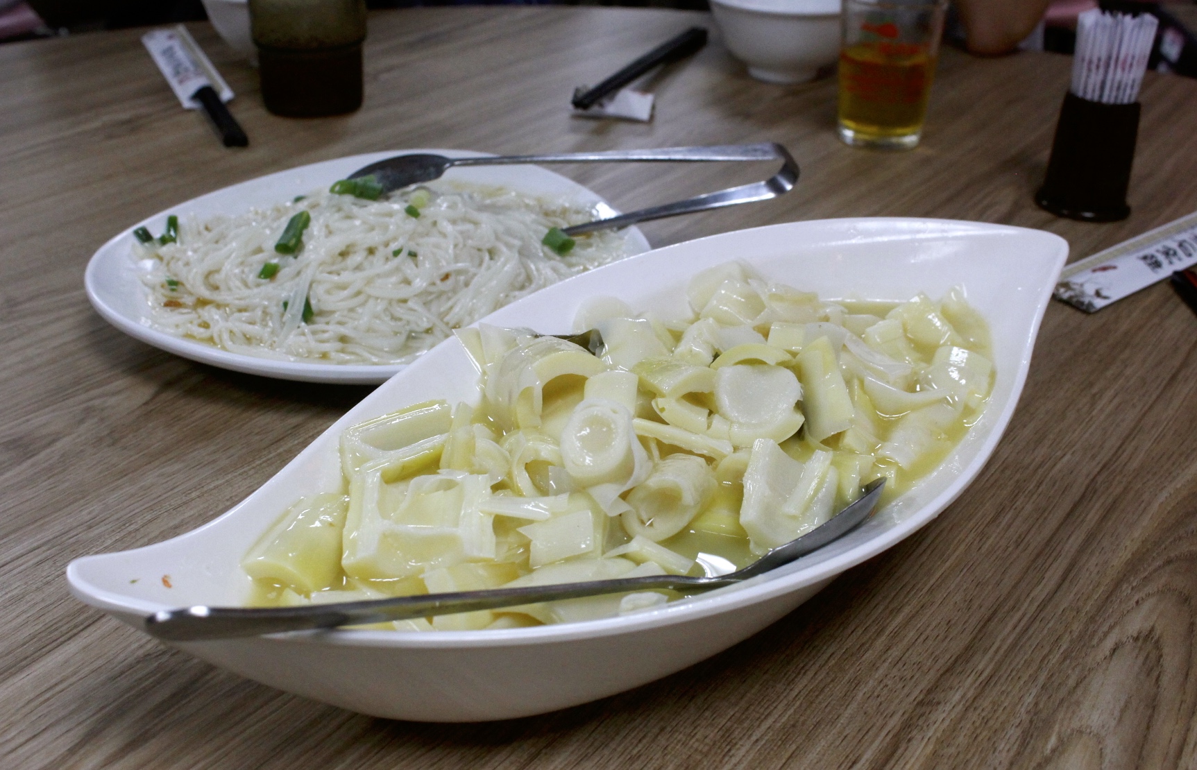 【食 福哥石窯雞】礁溪好評「石窯烤雞」選用臺東放養(yǎng)黑羽土雞。糕渣、雞汁悶筍必點(diǎn)！