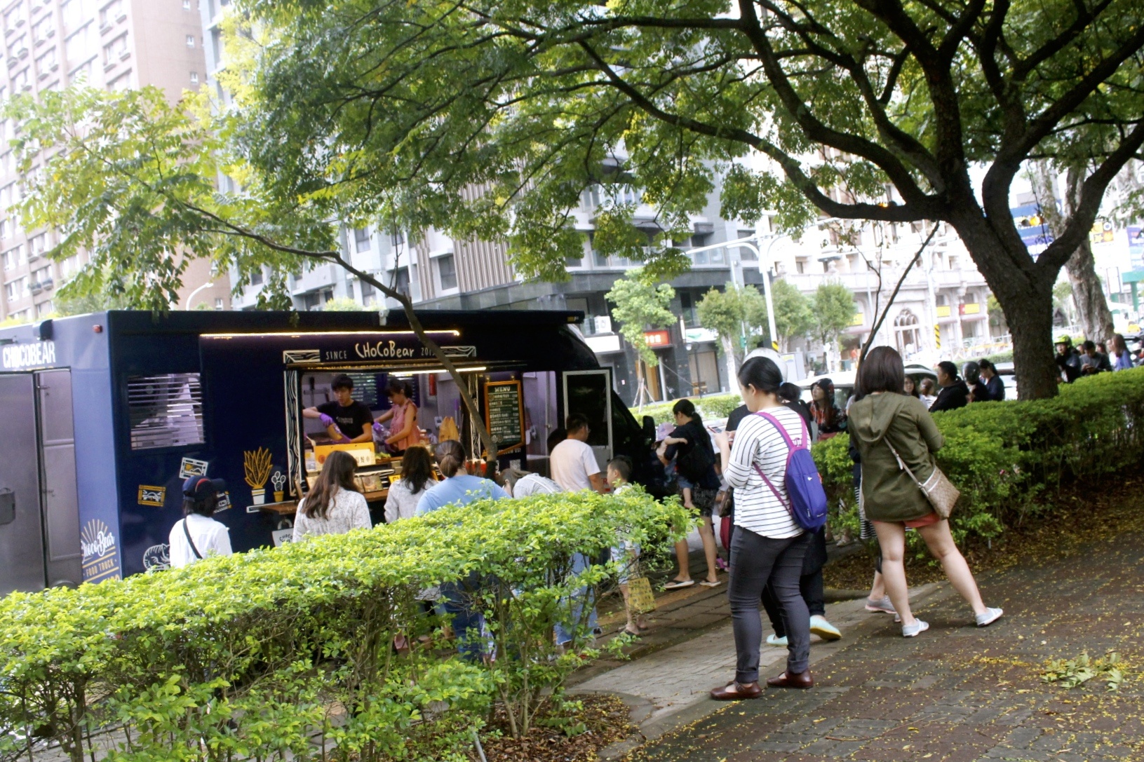 【食 CHOCOBear 巧克熊環(huán)島餐車】史上最難排的環(huán)島攤車.「招牌牛肉堡」巧克麵包、純牛漢堡肉搭配可可醬 口味超獨特！