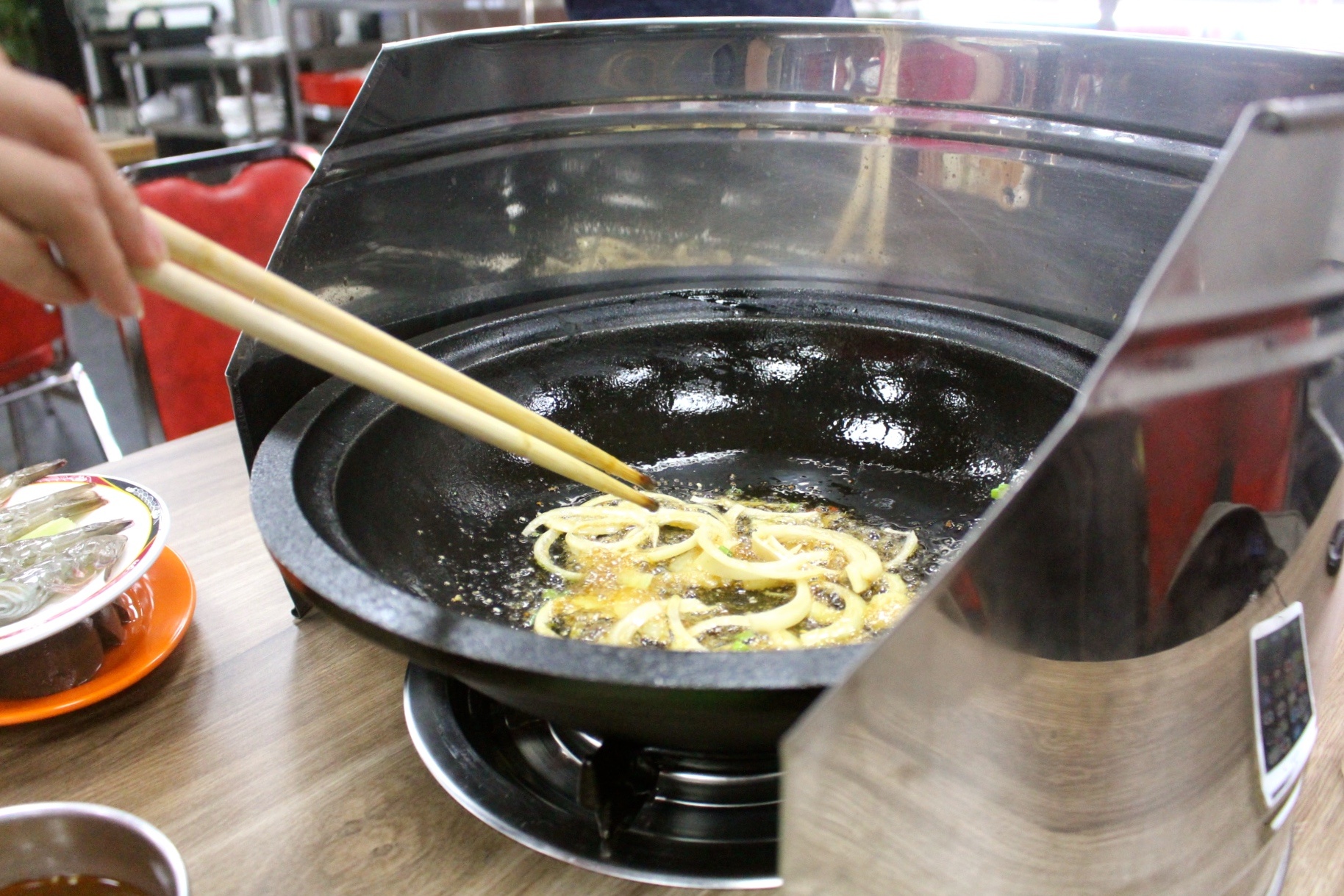 【食 小紅莓自助式石頭火鍋城】松江內(nèi)湖老字號火鍋“桃園”也有分店！大火爆炒洋蔥、依盤計費(fèi)、環(huán)境寬敞適合聚餐