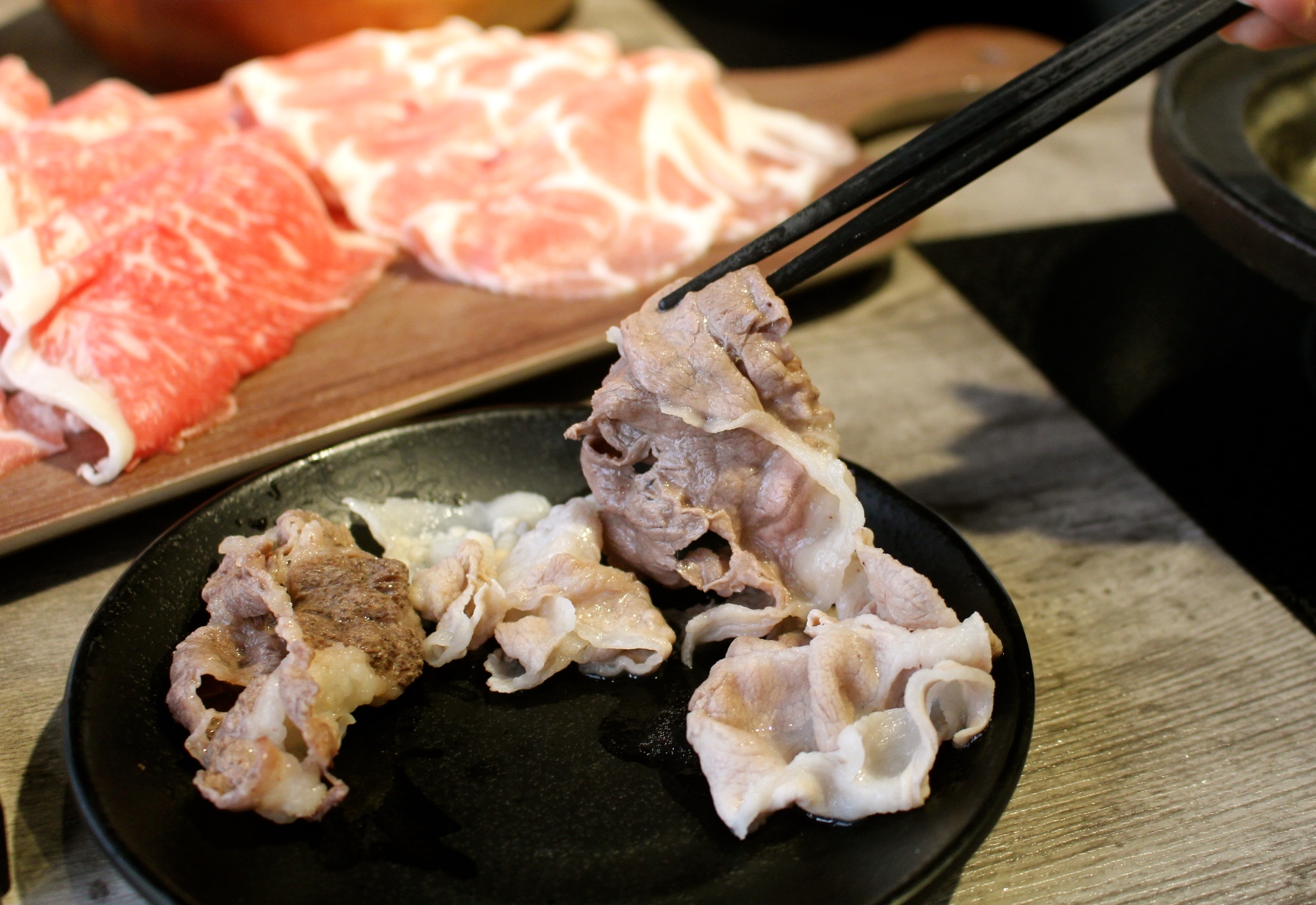 【食 嗑肉石鍋 (中壢店)】快來(lái)中美村大樓大嗑石鍋！痛風(fēng)海鮮船＋肉滿滿拼盤～讓你吃到翻過(guò)去