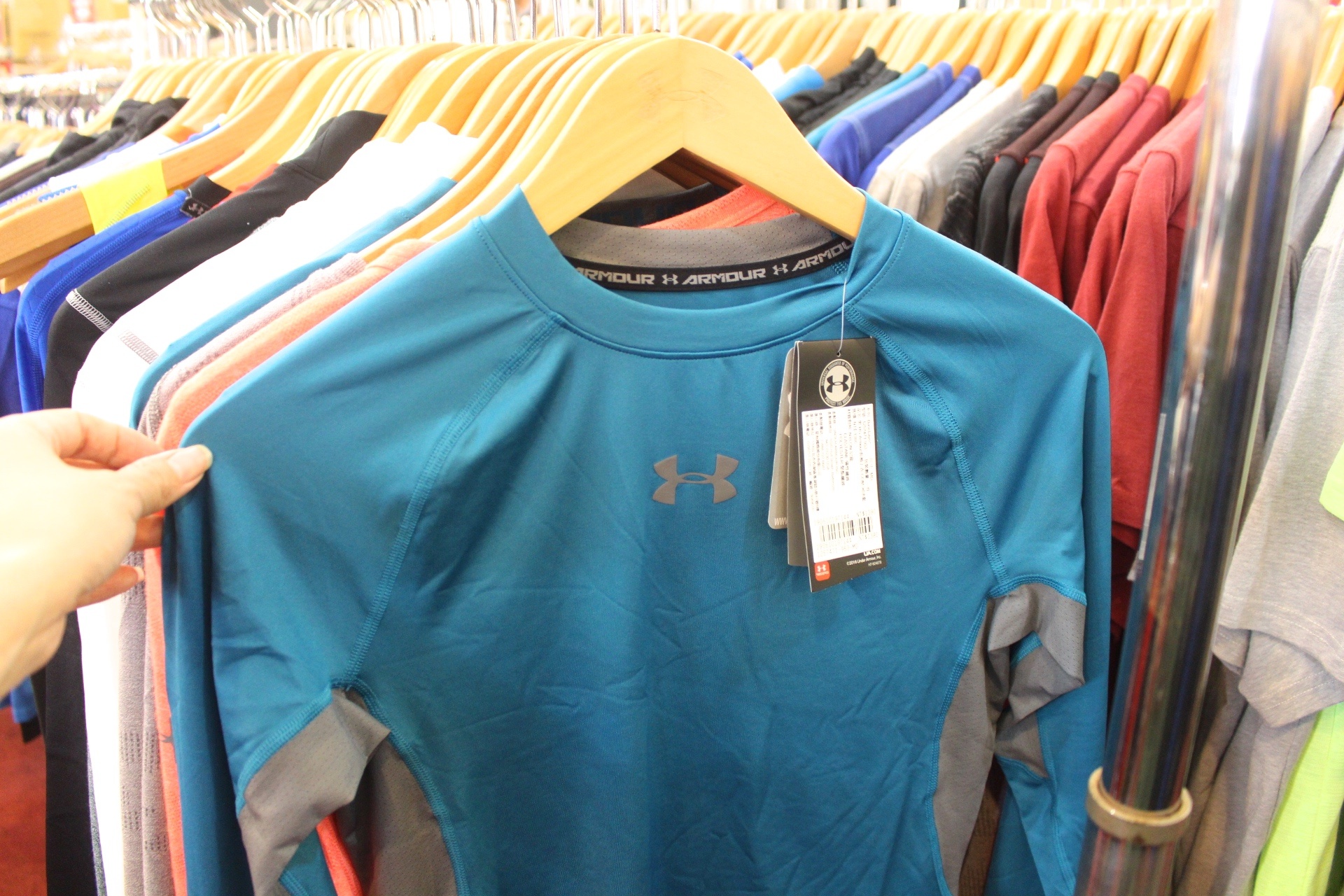 【買 UNDER ARMOUR 巡迴拍賣會】桃園場活動到2/9！最低商品35折、鞋款5折( 精選商品買3件或買5件再繼續打折)