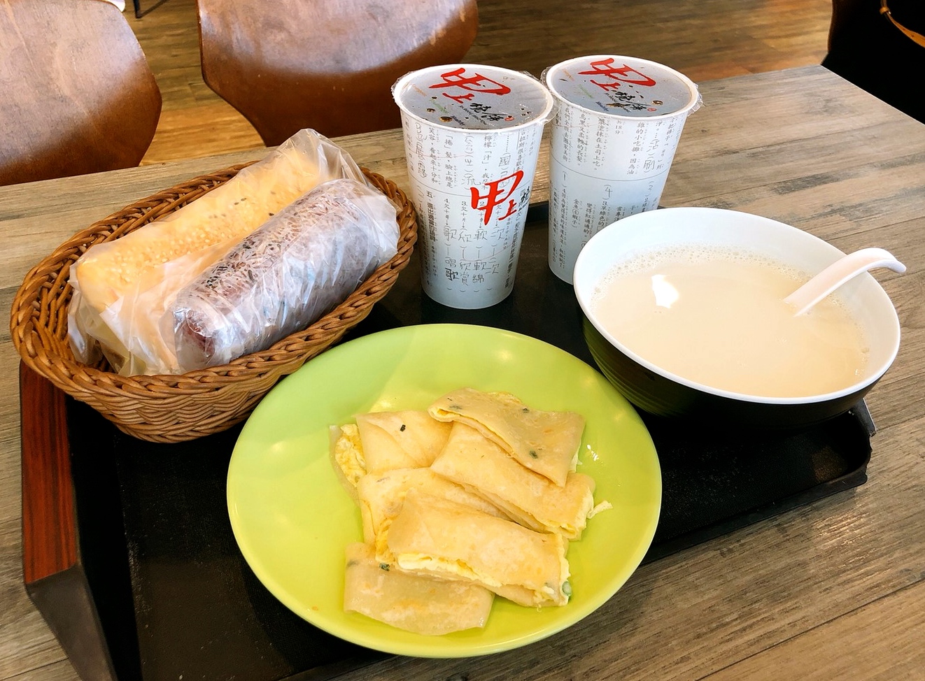 【食 甲上燒餅】連鎖精緻豆漿店。中式燒餅搭配西式配料，手工燒餅酥脆到直掉屑屑！