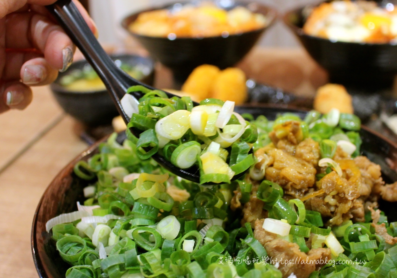 〖新丼〗28種丼飯讓你吃一整月！超浮誇起司&蔥花丼飯 (味噌湯.高麗菜沙拉.白飯.麥茶隨你吃到飽)