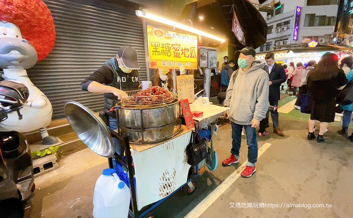 〖無名攤車〗夜市巷弄的黑糖蜜地瓜！限定版柴燒香口味．小碗裝5兩重50塊錢．2人分著吃剛剛好