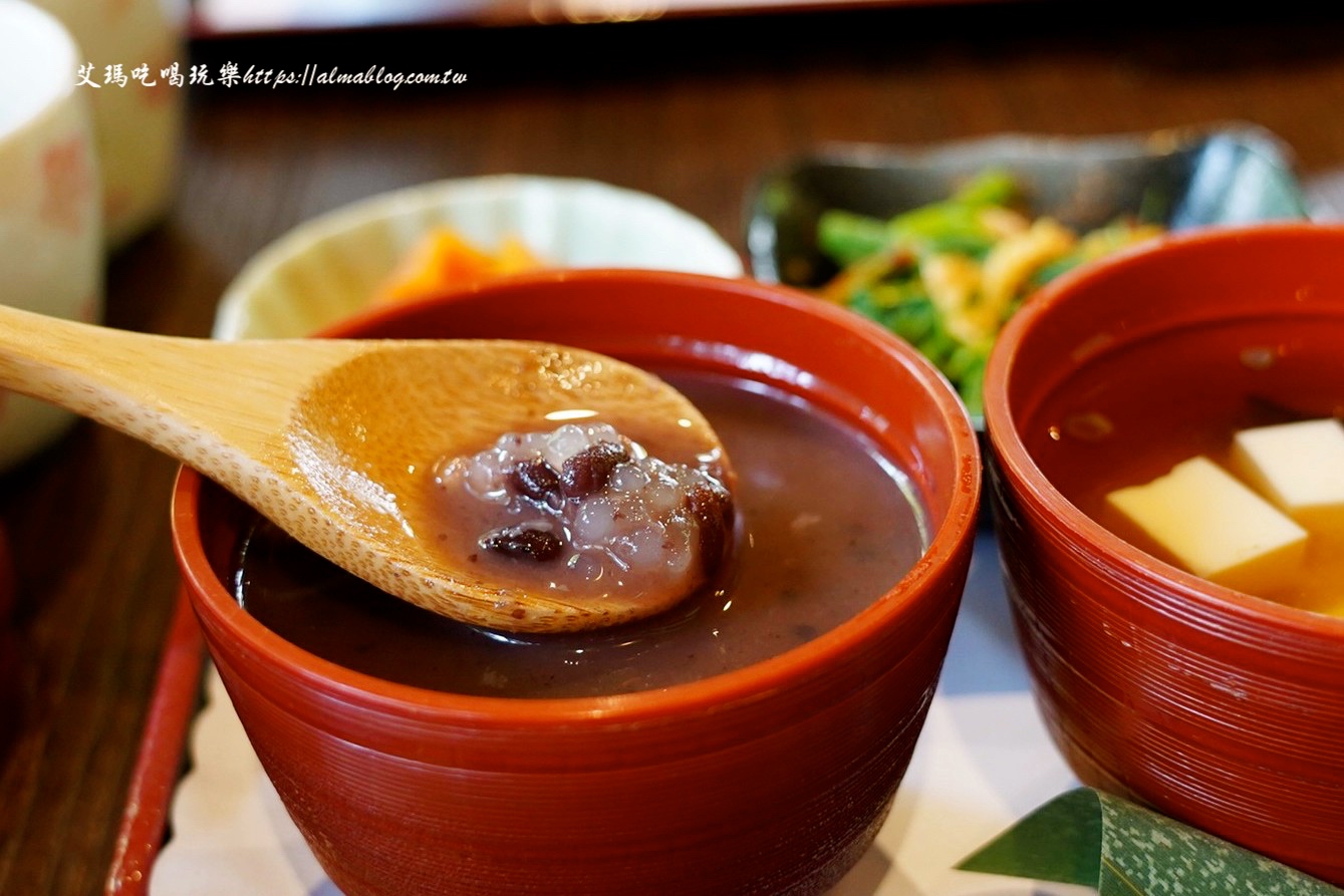 麗池畔,新竹公園,老宅,定食,日料,立體拉花,麗池生活美學(xué)館,餵食,公園,免費景點,鯖魚定食