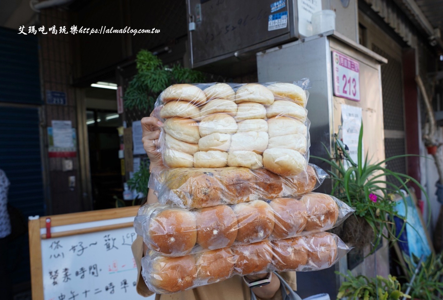 人人麵包專業(yè)烘焙,中壢美食,批發(fā)餐包,牛排館餐包,爆漿餐包,奶油餐包,小餐包,早餐,麵包,老字號(hào),烘焙坊,桃園批發(fā)