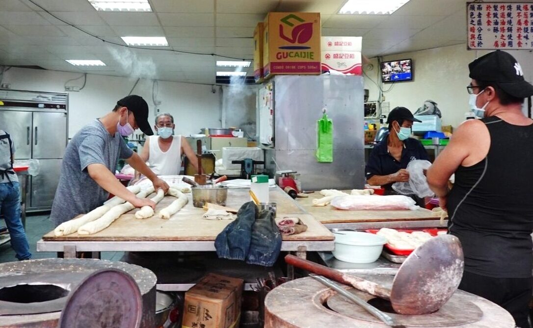 南港老張胡椒餅(士林夜市店),臺北美食,士林燒餅,士林美食,士林酥餅,烤餅,燒餅,老麵燒餅,酥餅