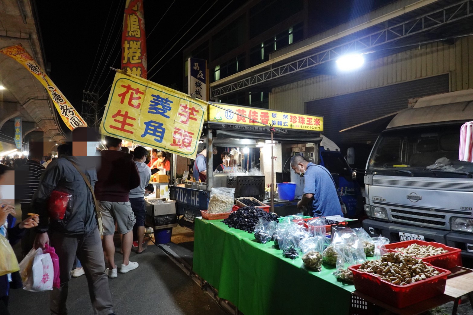 新竹美食,竹東夜市,夜市,臺(tái)灣小吃,麻辣臭豆腐,蚵仔煎,豬血湯,地瓜球,夜市遊戲,打彈珠,麻油雞飯,烤玉米