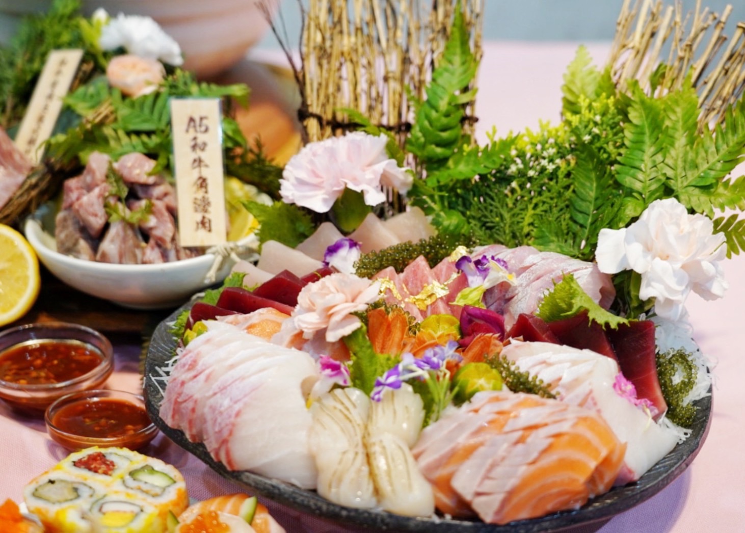 伴手禮,何首烏人蔘糯米雞,臺中最大水產市場,臺中水產,臺中美食,和牛臀肉上蓋火鍋肉片,壽司,壽司春季大賞,婁金芙蓉壽司大拼盤,日本和牛紐約客,日本和牛紐約客火鍋肉片,日本和牛角邊肉,日本生食級干貝,母親節,母親節精選生魚片,水產超市,泰國蝦,海鮮,海鮮直播,海鮮超市,澎湖海鮮,炙燒干貝,美食,豪華龍蝦海鮮拼盤,阿布潘水產,黑鮪魚大腹,黑鮪魚季