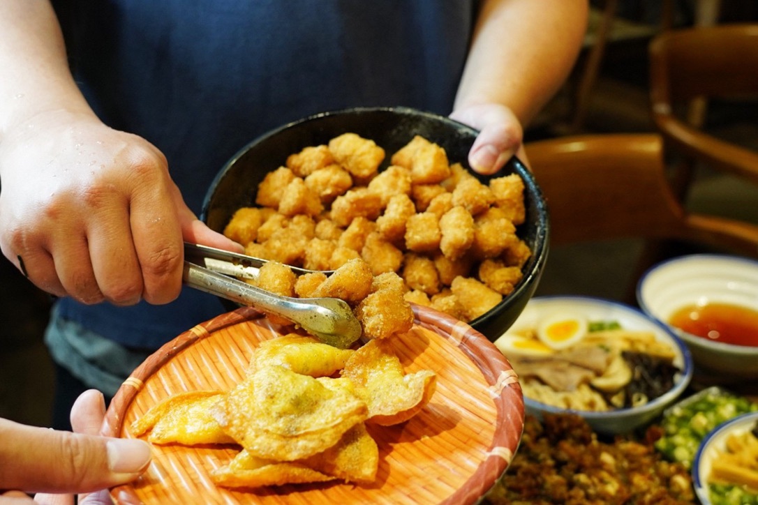 中壢美食,中壢吃到飽,山禾堂拉麵,拉麵吃到飽, 芒果吃到飽,鳳梨,日式拉麵,豚骨拉麵,醬油拉麵,吃到飽