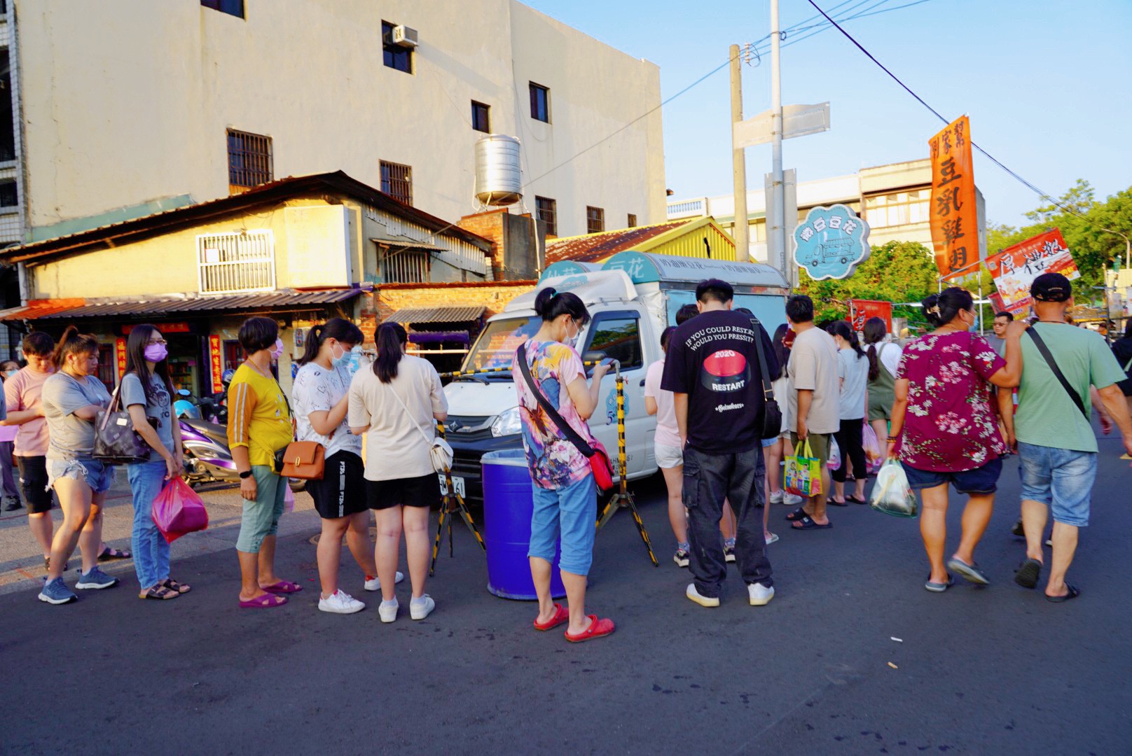 苗栗景點,後龍美食,臺灣夜市,夜市小吃,廟口小吃,後龍夜市,豆乳雞,地瓜球,排骨酥,雞排,熱炒,傳統夜市,封街夜市