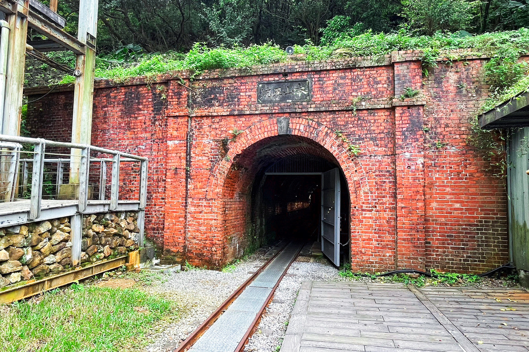 臺北景點,親子景點,好玩景點,免費景點,新北市立黃金博物館,黃金博物館,礦坑,小火車,瑞芳景點,百年採金阿金,搭臺車, 四連棟,透視礦山,臺車通車,999純金大金磚,本山五坑